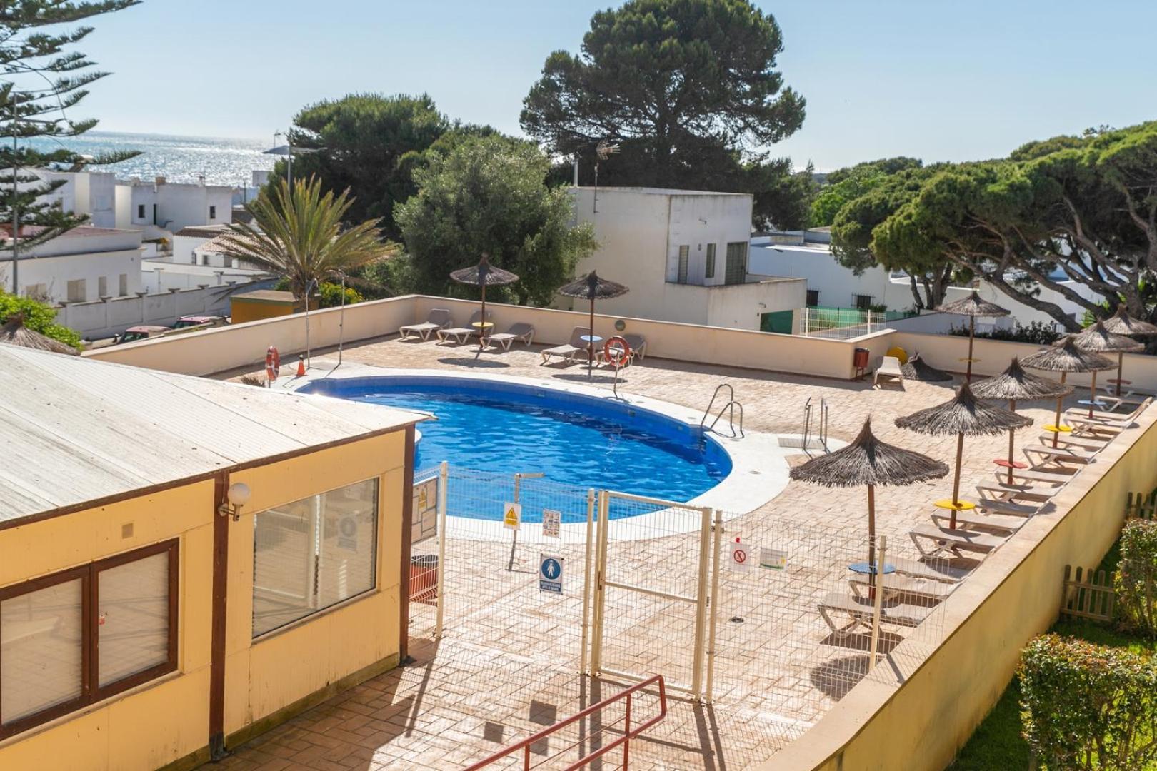 Dúplex con piscina, garaje y jardín, frente a la playa de los Caños de Meca. Los Canos De Meca Exterior foto
