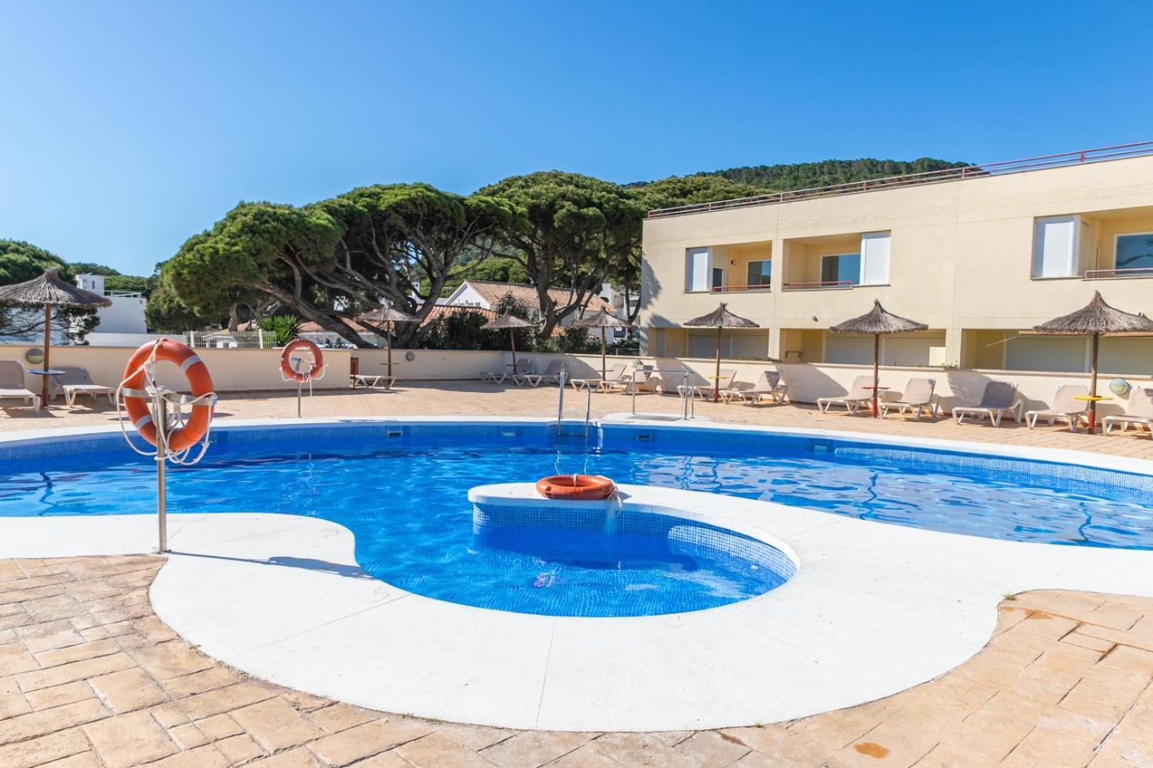 Dúplex con piscina, garaje y jardín, frente a la playa de los Caños de Meca. Los Canos De Meca Exterior foto
